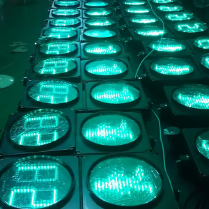 Фабрика испоручена у Кини Фабрички радови на путу Дуг животни век Подизање витла ИП65 Црвена Жута Зелена Соларна ЛЕД семафора
