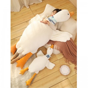 Большая белая большая мягкая игрушка-гусь с синим шарфом, лежащая подушка для сна, удобная кукла