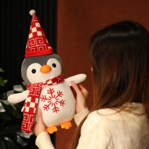 EN71 Прилагодена симпатична кадифна играчка Божиќна мека играчка полна со пингвин со божиќна капа