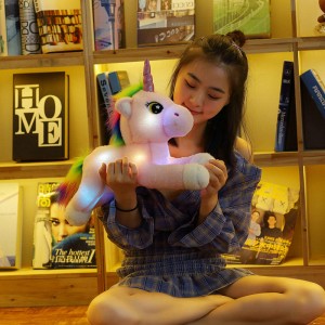 El unicornio suave de encargo enciende el juguete llevado de la felpa que brilla intensamente del arco iris del peluche adorna el hogar