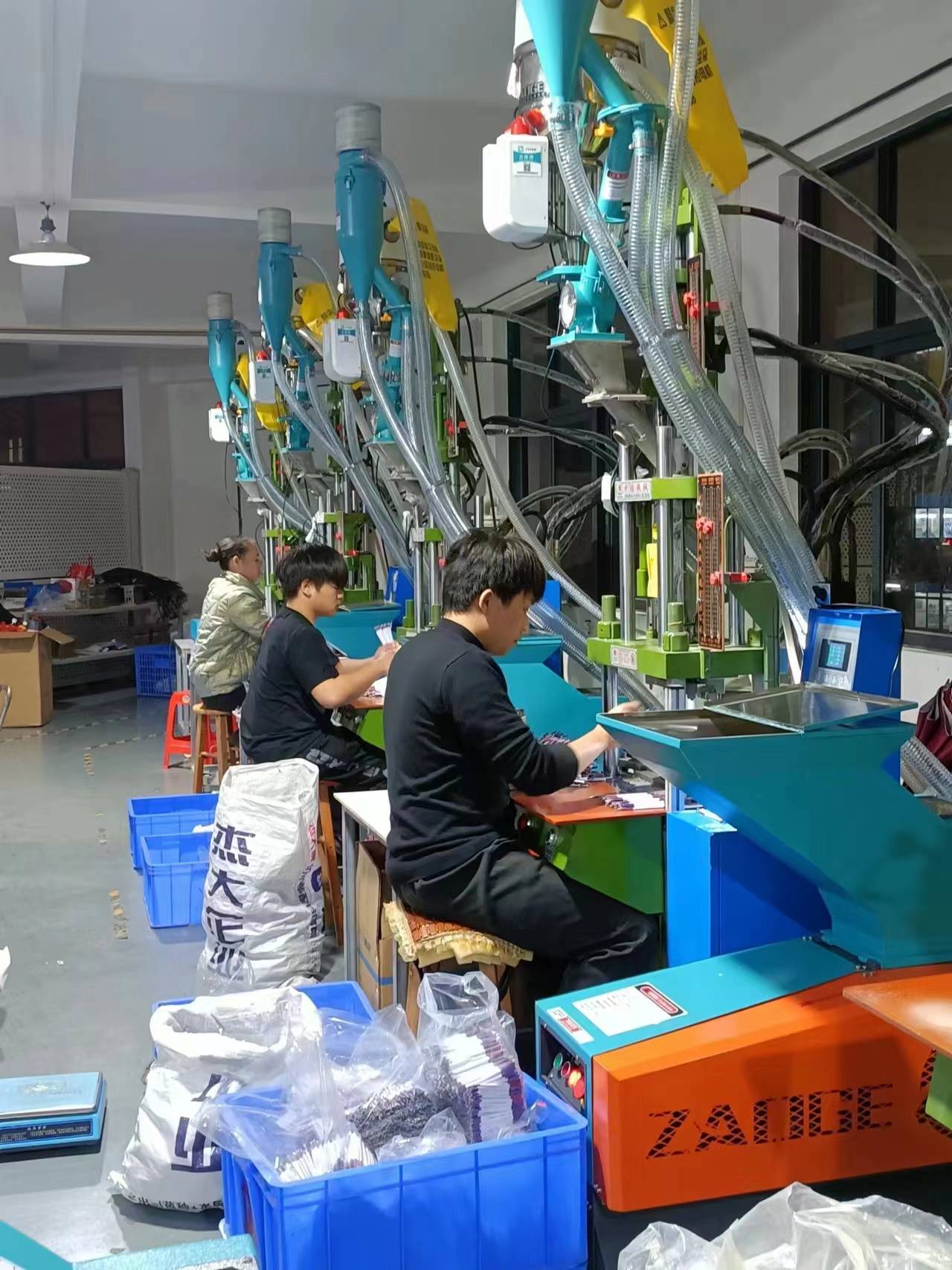 Leading Lighting Enterprise a China adoptéiert Instant Hot Crushing Recycling System (Plastik Crusher)