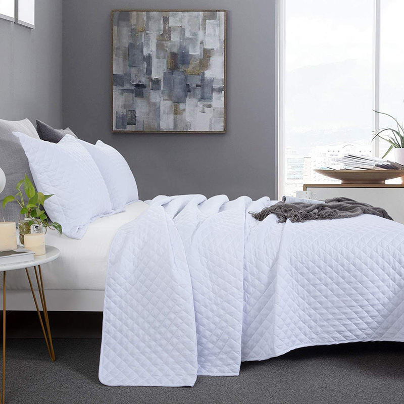 Super soft comfortable four season cheap cost hotel bed quilt comforter