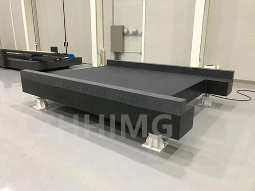 How does the granite bed ensure the stability of the cutting force when performing high-precision machining?