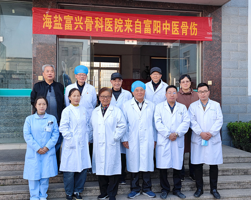 A clínica gratuíta hospitalaria visita Kangyuan, o servizo sincero quenta o corazón das persoas
