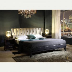 Klasyczne drewniane łóżko z wysokim oparciem i szafką nocną tapicerowane