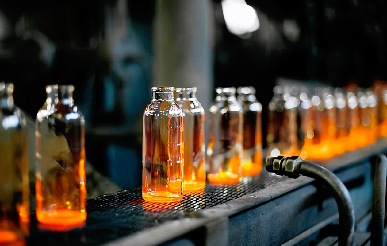 Výroba skleněných lahví: Složitý a přesto podmanivý proces