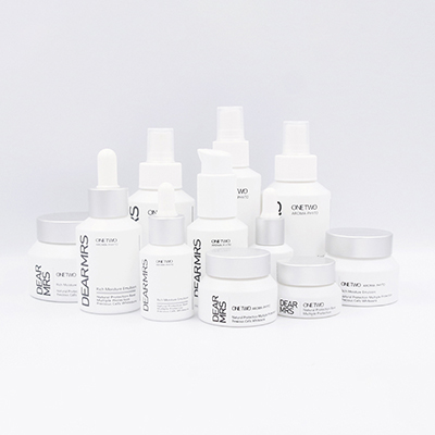 Il nuovissimo set di pacchetti cosmetici per flaconi bianchi per la cura della pelle