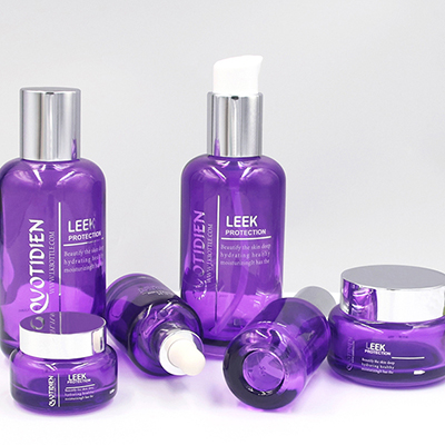 Violetinė losjono buteliuko kosmetikos pakuotės rinkinys