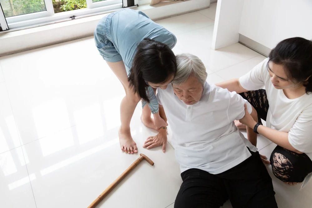 An elderly person’s fall can be fatal! What should an elderly person do after a fall?