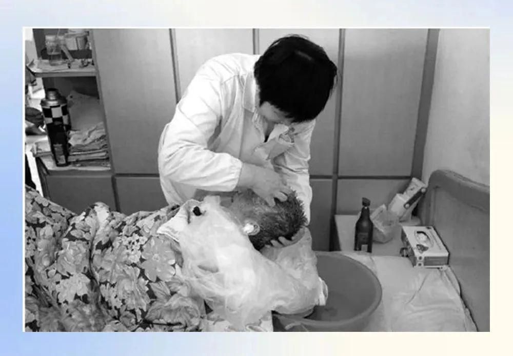 Shenzhen Zuowei technology portable bathing machine gives the disabled elderly a comfortable bath