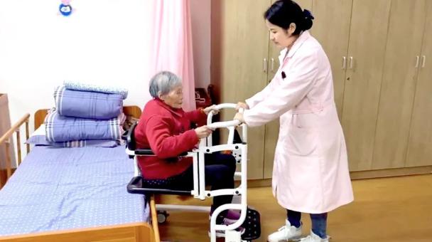 Столица за пренос лифта може лако помоћи да се померају парализовани старији људи